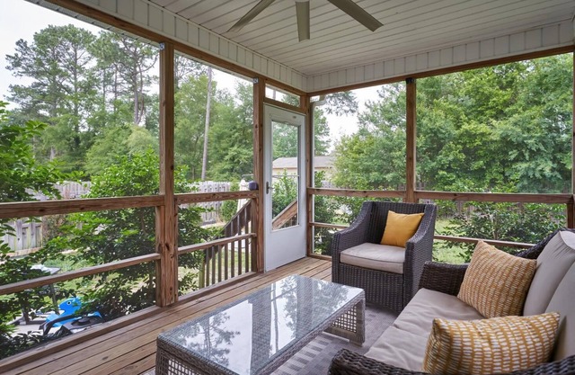 Blue Jay Cottage in Village of Pinehurst Historic District with private yard