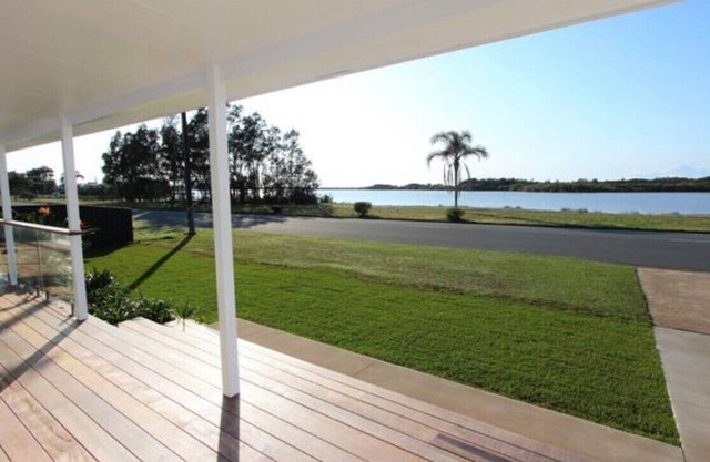 Blue Lagoon Hamptons Style Holiday Home facing the Lagoon