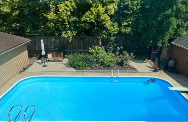 Blue Moon Cottage: Music Room, Inground Pool
