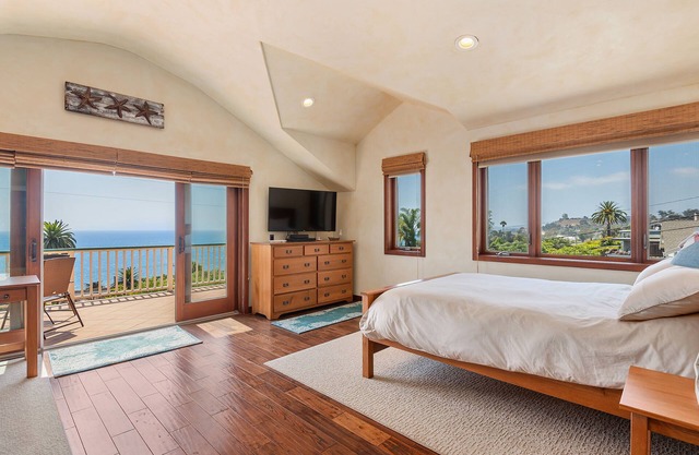 Stunning Ocean Views from Studio Apartment, mins to Downtown, Great for Couples