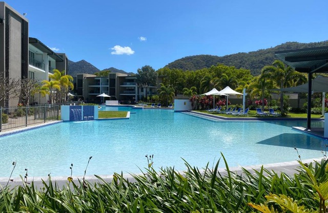 Blue on Blue Deluxe King or Twin room, steps from ferry, amazing pool, wifi
