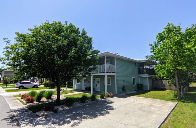 *Blue Palm Townhome* w/ Gulf view / Walk to beach/seafood