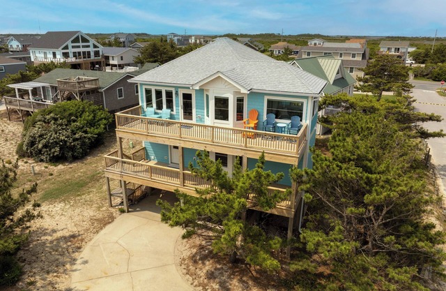 Blue Pearl: Steps to the Beach, Ocean Views, Spacious Decks