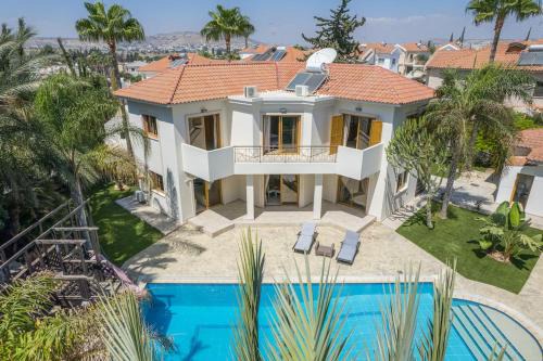 Blue Pearl Villa - 6 Bedroom with Pool