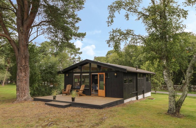 BLUE PINE LODGE, family friendly, with open fire in Dornoch
