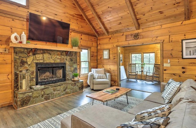 Blue Ridge Cabin with Hot Tub, Fire Pit, and Game Room