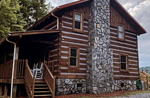 Blue Ridge Mountain Family Log Cabin 4 bedroom + Treehouse