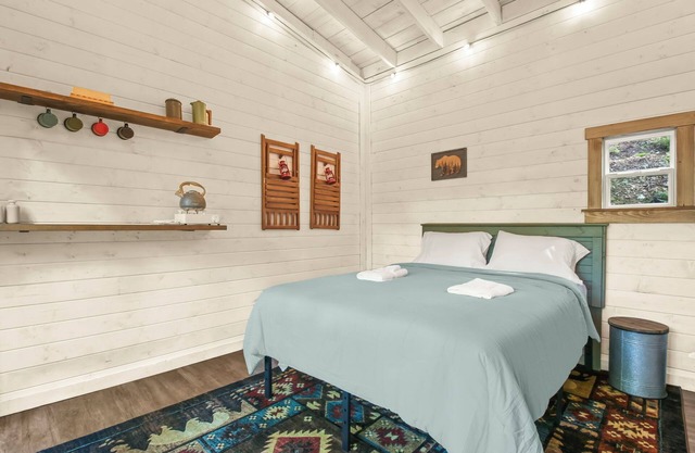 Blue Ridge Parkway / Off-Grid Cabin / Glamping / Turkey Hop Cabin