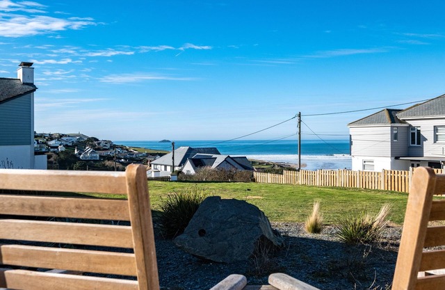 BLUE RIDGE, pet friendly, character holiday cottage in Polzeath