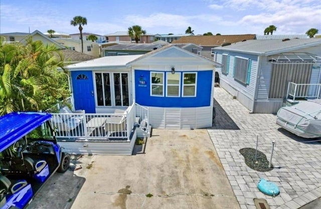 Blue Serenity Bungalow is ready for beach relaxation and fun. Family friendly!