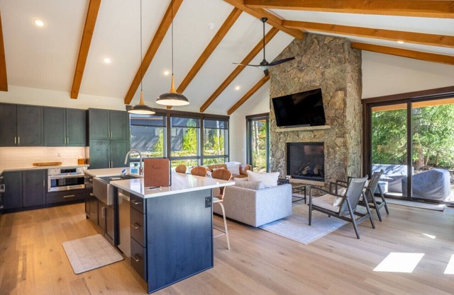 Blue Sky Chalet - Bright and Open Luxury Home
