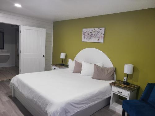 Blue Sky Inn- Complimentary Happy Hour Th-Sun, Veteran owned, Full Breakfast, Best green space, 1 mile from Blue Ridge, Fire Pit