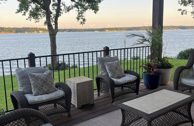 BLUE SKY RETREAT with180 degree open view of the lake