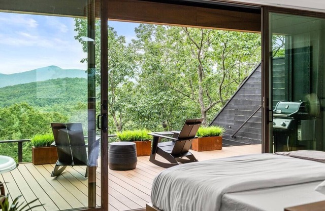 Blue Spruce, Alpine Cabin -Views! Outdoor shower, hot tub, more!