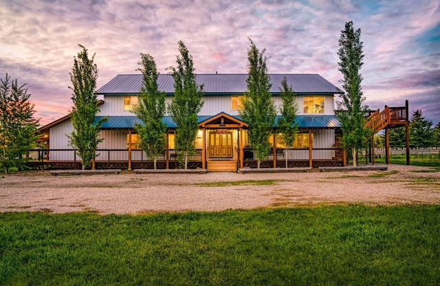 Blue Spruce Inn 1. 25 acres vue sur la montagne 6 lits 6. 5 salles de bain 4,040 pieds carrés - 2 cuisines