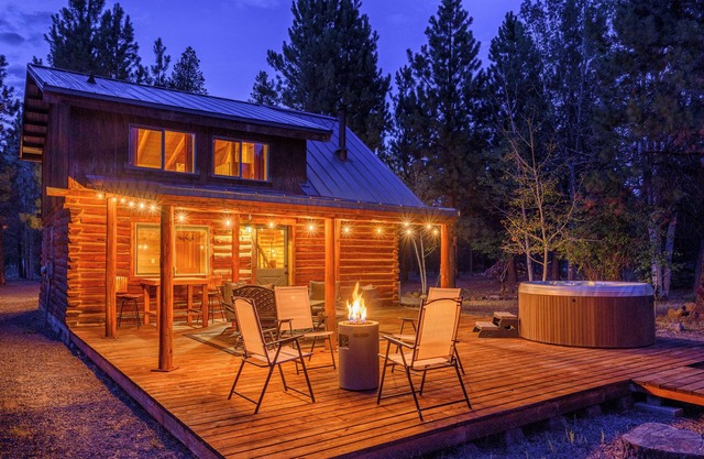 Blue Top Cabin Log Bend/SRvr: HotTub FirePit Family/Dog/Horse Public Trails