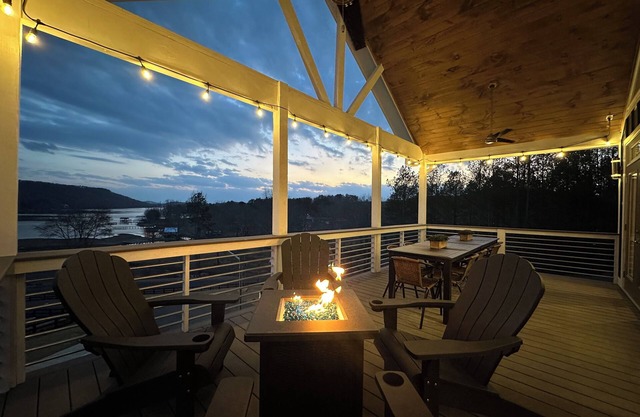 "Blue w/ a View"" - Brand new luxury home with hot tub, fire pit, kayaks, & FUN!