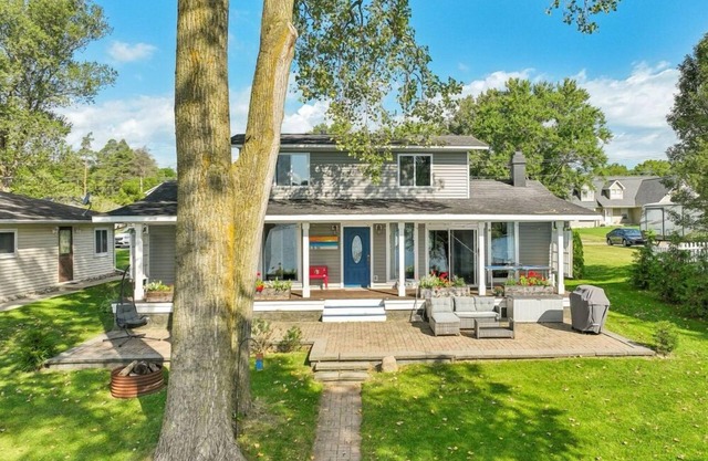 Blue Water Haven, 3 Bedroom Serene Lakefront Home