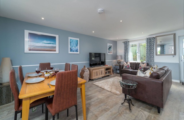 Blue Water – Sleeps 5 – Parking – Dog Friendly – Outside Space