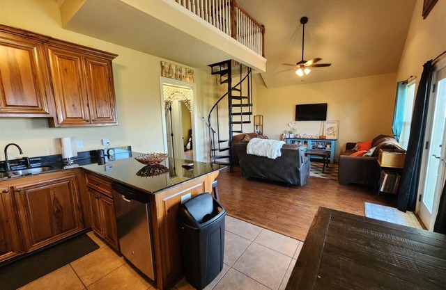 Blue Water Villa H - Beach Access - Island Realty