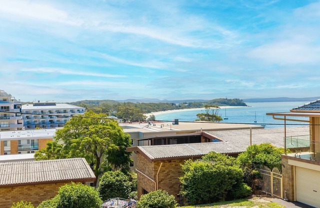 Blue Waters, 2 59 Ronald Ave - water views Linen aircon Wi-Fi