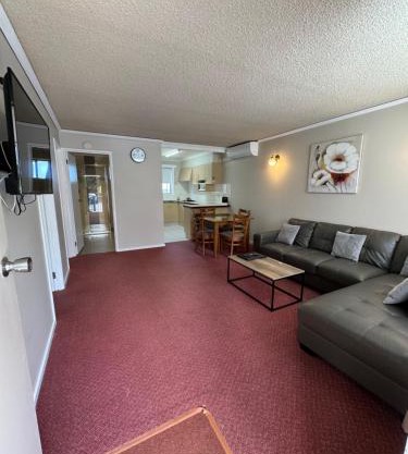 Blue Whale Motor Inn & Apartments
