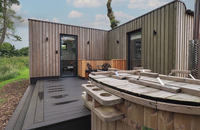 BLUEBELL CABIN, pet friendly, with hot tub in Ullswater