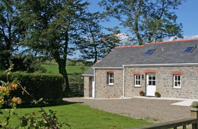 Cette charmante maison en pierre se trouve dans une jolie zone rurale sur une petite exploitation, à seulement 6 miles
