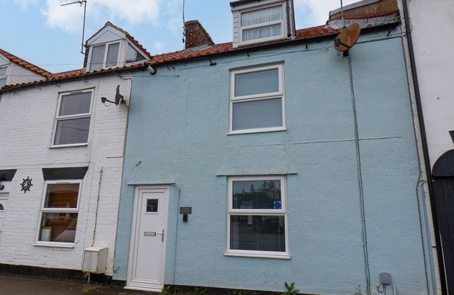 BLUEBELL COTTAGE, pet friendly, with a garden in Flamborough