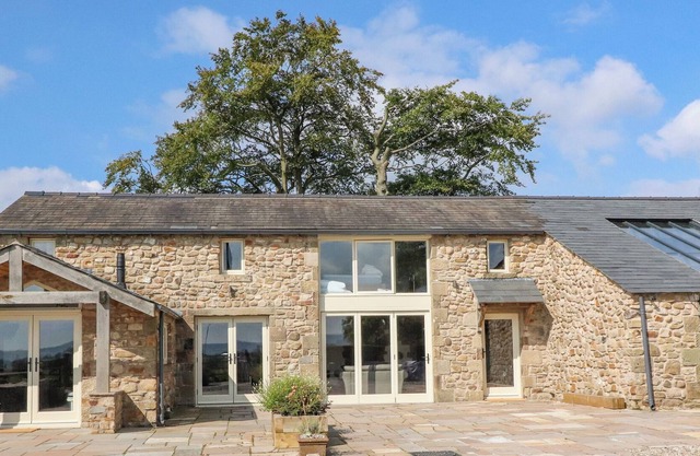 BLUEBELLS BARN, family friendly, luxury holiday cottage in Chipping