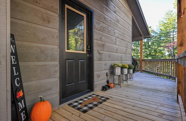 Delightful 2 bedroom cottage with hot tub!!