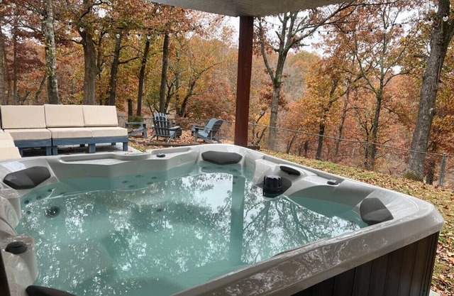 Blueberry Hill Lake House - Cozy Cottage with Beaver Lake in Back Yard!