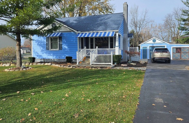 Blueberry Hill...sweet 3 bedroom vacation home in beautiful St. Clair.