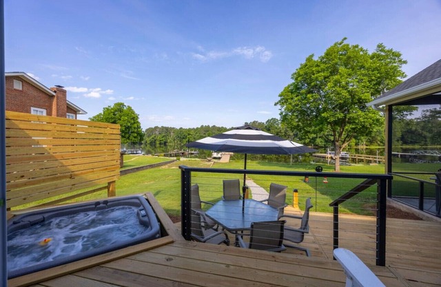 Bluebird Bay with Hot Tub & Outdoor Area | Sleeps 8