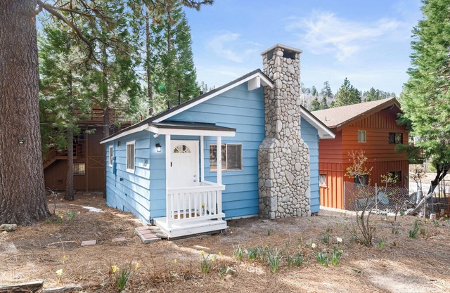Bluebird Cabin + Indoor Fireplace + Walk to Lake!