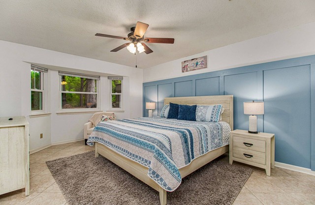 Bluebird House: spacious 3BR with sunroom on an acre