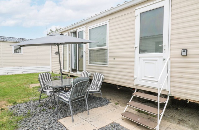 BLUEBIRD, pet friendly, country holiday cottage, with pool in Jaywick