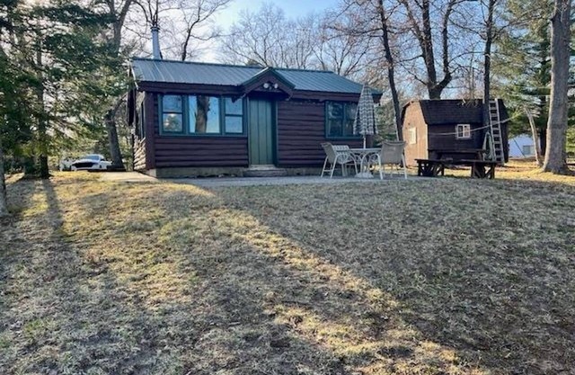 Lake front, Up North, cozy peaceful getaway. 2-bedroom cabin. Rustic elegance.
