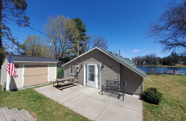 No Cleaning Fee - Bluegill lake -Lake front retreat- Dog friendly