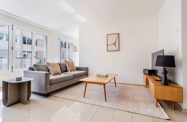 Blueground | Am Ring, balcony, nr Kunstmuseum