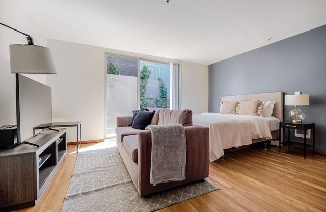 Blueground | Brighton, balcony, nr Seward Park