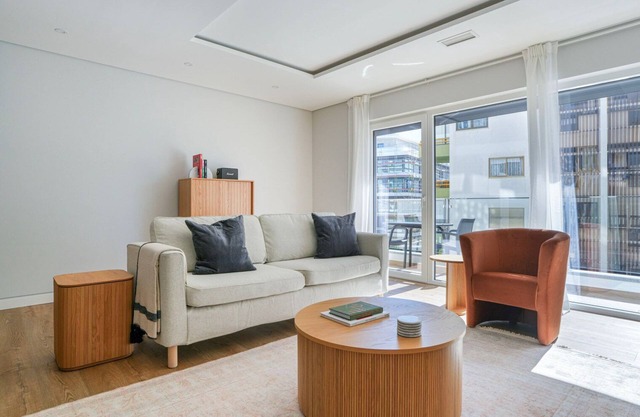 Blueground | Carcavelos, turnkey home + kitchen