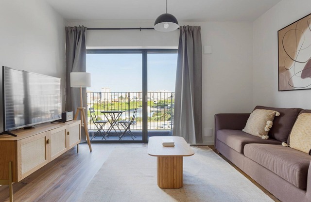 Blueground | Lumiar, pool, furnished & equipped