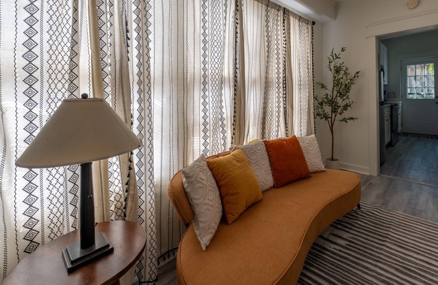 Bluff City Luxe-Cottage: 2 Bed, 1 Bath, Private, Gated, Completely Renovated!