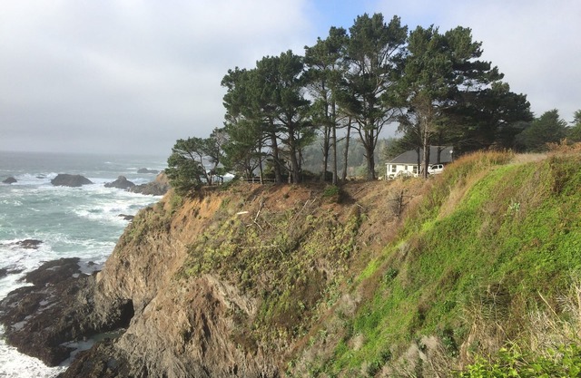 Bluff House - une magnifique maison en bord de mer à une courte distance de la ville.