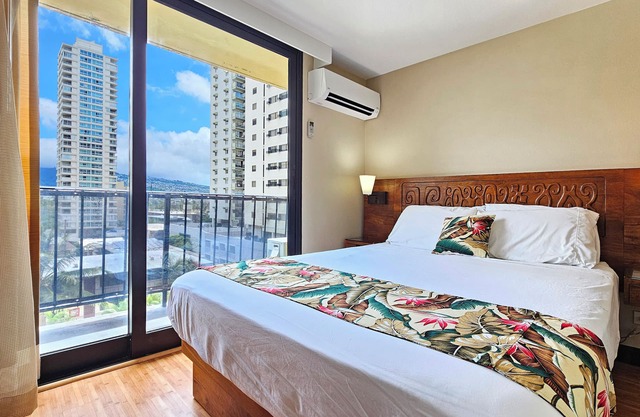 BMB 804 Modern Waikiki 1 Bedroom, 2 mins to Beach