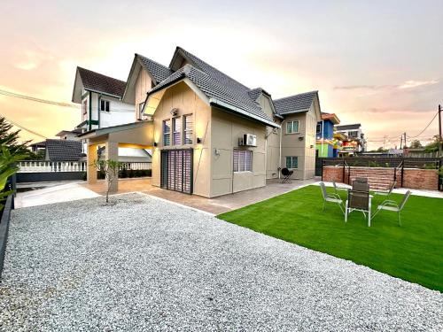 BNB Country Homestay, Rawang - 16 pax, pool, huge garden