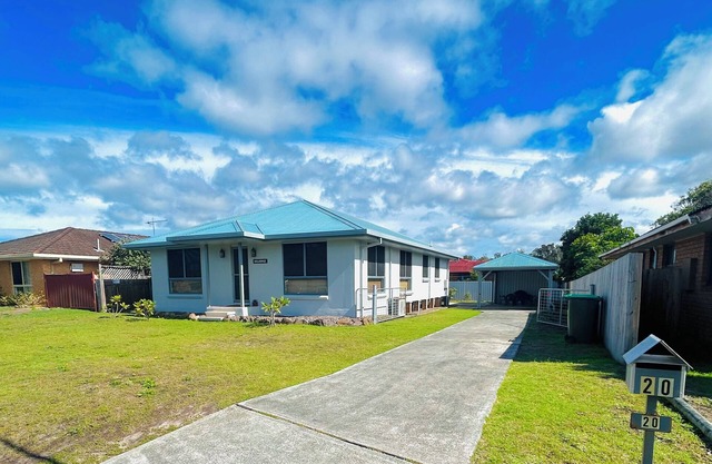 Boat Access with short Walk to River, Pub, Park & fully fenced Dog Friendly yard