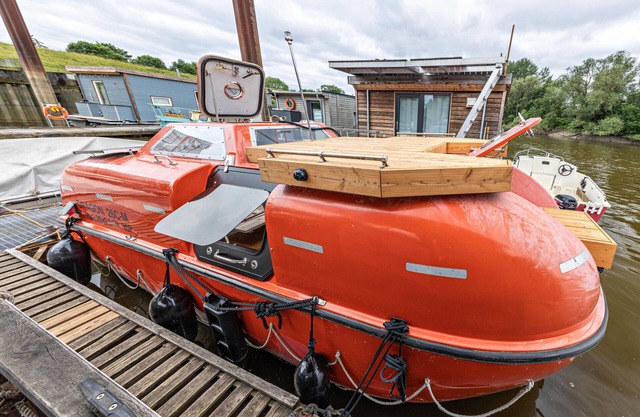 Bateau 'Ausgebautes Freifallrettungsboot' avec Wi-Fi