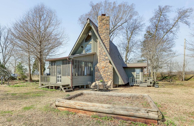 Boat Dock on Reelfoot Lake: Tiptonville Retreat